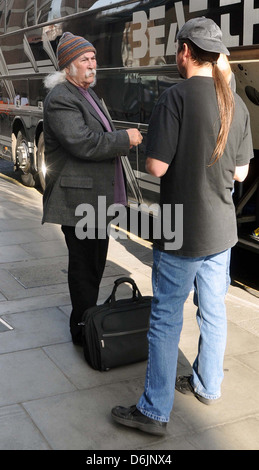 American chitarrista, cantante e cantautore David Crosby è visto lasciare il Fitzwilliam Hotel Dublino, Irlanda - 27.09.11 Foto Stock