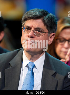 Il capo del personale della Casa Bianca, Jacob Lew ascolta come presidente Barack Obama offre commento all'American Israel Public Affairs Committee (AIPAC) Conferenza politica a Washington D.C. il Domenica, 4 marzo 2012. Credito: Ron Sachs / Pool via CNP Foto Stock