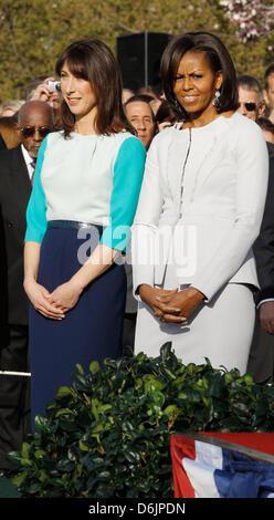 La First Lady Michelle Obama (R) e Samantha Cameron parla durante l'arrivo ufficiale cerimonia presso il South Lawn della Casa Bianca Marzo 14, 2012 a Washington, DC. Il primo ministro Cameron è su una visita di tre giorni per gli Stati Uniti e che egli si aspetta di avere colloqui con Obama sulla situazione in Afghanistan, Siria e Iran. Credit: Chip Somodevilla / Pool via CNP Foto Stock