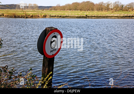 Un segnale di limite di velocità sulla banca del fiume y vengono a Surlingham, Norfolk, Inghilterra, Regno Unito. Foto Stock