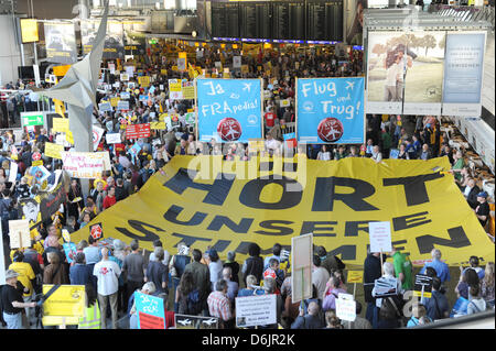 Persone di manifestare contro il rumore degli aeromobili presso l aeroporto di Francoforte sul Meno, Germania, 24 marzo 2012. Gruppi provenienti da tutta la regione Reno-Meno fiumi hanno manifestato contro il rumore degli aerei per diversi mesi, a causa di una nuova pista costruita nell'ottobre 2011 dall'aeroporto che ha aumentato il rumore e distribuiti in diverse aree che non sono state colpite prima. Foto: AR Foto Stock