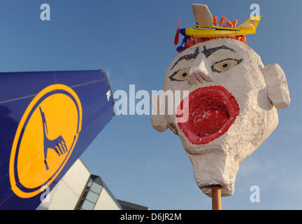 Persone di manifestare contro il rumore degli aeromobili presso l aeroporto di Francoforte sul Meno, Germania, 24 marzo 2012. Gruppi provenienti da tutta la regione Reno-Meno fiumi hanno manifestato contro il rumore degli aerei per diversi mesi, a causa di una nuova pista costruita nell'ottobre 2011 dall'aeroporto che ha aumentato il rumore e distribuiti in diverse aree che non sono state colpite prima. Foto: AR Foto Stock