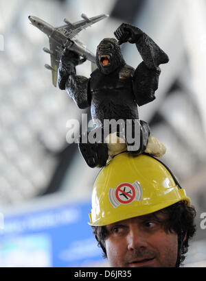 Persone di manifestare contro il rumore degli aeromobili presso l aeroporto di Francoforte sul Meno, Germania, 24 marzo 2012. Gruppi provenienti da tutta la regione Reno-Meno fiumi hanno manifestato contro il rumore degli aerei per diversi mesi, a causa di una nuova pista costruita nell'ottobre 2011 dall'aeroporto che ha aumentato il rumore e distribuiti in diverse aree che non sono state colpite prima. Foto: AR Foto Stock