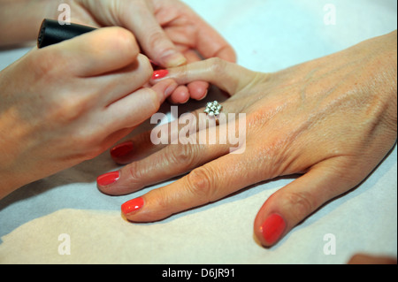 Unghie manicure da un estetista professionista Foto Stock