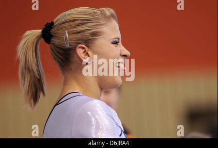 Ginnasta tedesca Elisabeth Seitz cheers dopo aver eseguito sulle barre asimmetriche durante la Coppa del mondo "Torneo dei maestri" di Cottbus, Germania, 24 marzo 2012. Quasi 200 ginnasti da più di trenta paesi sono in concorrenza a Cottbus. Seitz ha vinto la medaglia d'oro. Foto: Annibale Foto Stock