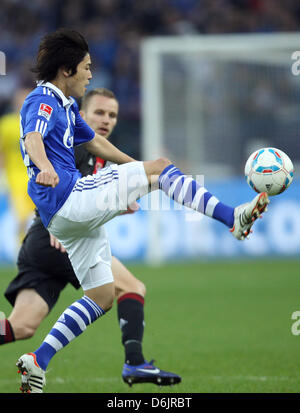 Schalke's Atsuto Uchida (L) il sistema VIES per la palla con il Leverkusen's Michal Kadlec (indietro) durante la Bundesliga soccer match tra FC Schalke 04 e Bayer Leverkusen a VeltinsArena a Gelsenkirchen, Germania, 24 marzo 2012. Foto: Friso Gentsch ATTENZIONE: embargo condizioni! Il DFL permette l'ulteriore utilizzazione delle immagini nella IPTV, servizi di telefonia mobile e altre nuove technologie Foto Stock