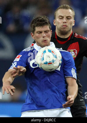 Schalke's Klaas Jan Huntelaar (L) il sistema VIES per la palla con il Leverkusen's Michal Kadlec durante la Bundesliga soccer match tra FC Schalke 04 e Bayer Leverkusen a VeltinsArena a Gelsenkirchen, Germania, 24 marzo 2012. Foto: Friso Gentsch ATTENZIONE: embargo condizioni! Il DFL permette l'ulteriore utilizzazione delle immagini nella IPTV, servizi di telefonia mobile e altre nuove tecnologie su Foto Stock