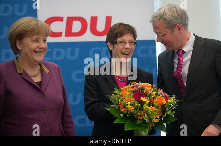 Il cancelliere tedesco e il CDU presidentessa federale Angela Merkel (L) sorge accanto al Saarland il Primo Ministro Annegret Kramp-Karrenbauer e CDU vice presidente Norbert Roettgen (R) prima della riunione del consiglio federale dei cristiano-democratici CDU a Berlino, Germania, 26 marzo 2012. Kramp-Karrenbauer ha vinto la Saar membro elezioni del 25 marzo 2012. Foto: MICHAEL KAPPELER Foto Stock