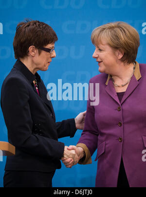 Il cancelliere tedesco e il CDU presidentessa federale Angela Merkel scuote le mani con il Saarland il Primo Ministro Annegret Kramp-Karrenbauer dopo una conferenza stampa sulla riunione del consiglio federale dei cristiano-democratici CDU a Berlino, Germania, 26 marzo 2012. La riunione incentrata sui risultati della Saar alle elezioni statali. Foto: MICHAEL KAPPELER Foto Stock