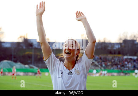 FRANKFURT AM MAIN, Germania - 27 Marzo: Birgit Prinz celebra durante la Birgit Prinz addio partita tra Germania e 1. FFC Francoforte presso Volksbank Stadium il 27 marzo 2012 in Frankfurt am Main, Germania. (Foto di Lars Barone/Bongarts/Getty Images) Foto Stock