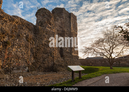 Il castello di Canterbury al crepuscolo, Canterbury, nel Kent, England, Regno Unito, Europa Foto Stock