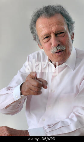 Publisher Alfred Neven DuMont è raffigurata nel suo ufficio presso il Neven DuMont edificio pubblicazione a Colonia, Germania, 28 marzo 2012. Egli aveva tre le aspirazioni di carriera quando era 16: scrittore, regista e attore. Egli ha realizzato tutti loro. Per quasi sic decenni lavorò in un quarto processo: editore. Alfred Neven DuMont spire 85 il 29 marzo 2012. Foto: FEDERICO GAMBARINI Foto Stock