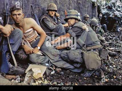 US Marine D. R. Howe considera le ferite del privato di prima classe D. A. Crum durante l'offensiva del Tet 2 giugno 1968 nella città di Hue, Vietnam. Foto Stock
