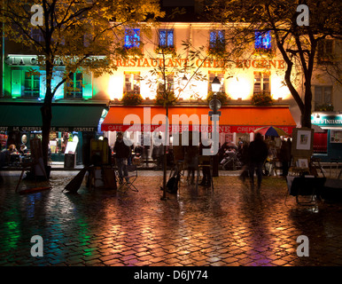 I ristoranti e le caffetterie illuminata di notte e nella zona di Montmartre di Parigi, Francia, Europa Foto Stock