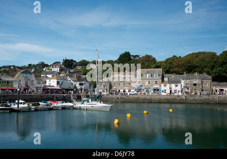 Una vista di pittoreschi edifici in pietra intorno al porto a Padstow, Cornwall, England, Regno Unito, Europa Foto Stock