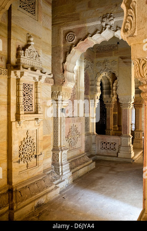 Tempio Morvi (Segreteria) di un edificio amministrativo con un tempio indù nel centro, Morvi, Gujarat, India Foto Stock