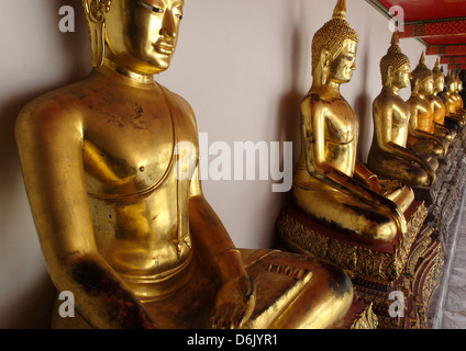 Il chiostro esterna contenente 400 immagini di Buddha, Wat Phra Chetuphon (Wat Po), Bangkok, Thailandia, Sud-est asiatico Foto Stock