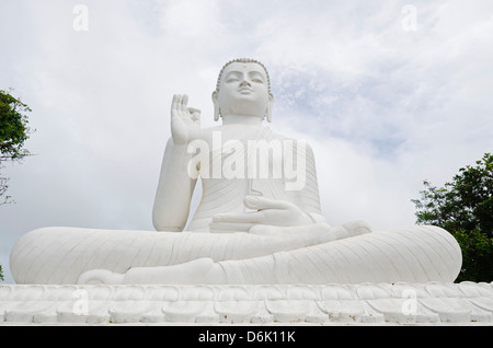 Il Grande Buddha seduto a Mihintale, Sri Lanka, Asia Foto Stock