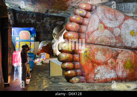 Statue di Buddha in grotta 1 grotta, templi, Sito Patrimonio Mondiale dell'UNESCO, Dambulla, Nord provincia centrale, Sri Lanka, Asia Foto Stock