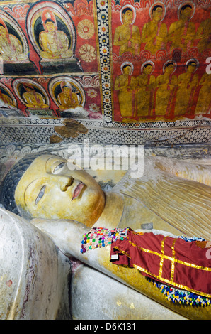 Statue di Buddha in grotta 1 grotta, templi, Sito Patrimonio Mondiale dell'UNESCO, Dambulla, Nord provincia centrale, Sri Lanka, Asia Foto Stock