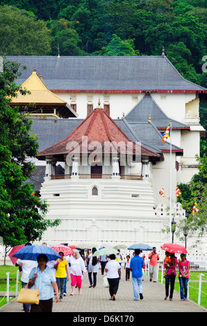 Tempio del dente (Sri Dalada Maligawa), il Sito Patrimonio Mondiale dell'UNESCO, Kandy, Hill Country, Sri Lanka, Asia Foto Stock