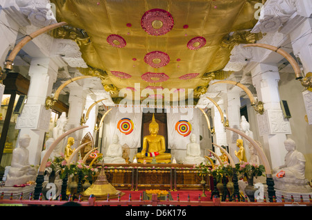 Tempio del dente (Sri Dalada Maligawa), il Sito Patrimonio Mondiale dell'UNESCO, Kandy, Hill Country, Sri Lanka, Asia Foto Stock