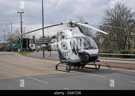 Maidstone, Kent, Regno Unito. 19 Aprile, 2013. Maidstone centro chiuso al traffico a pranzo da Kent Air Ambulance sbarco sulla A229. Foto Stock