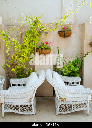 Cortile esterno café dettaglio nella storica Bastakiya al vecchio quartiere di Bur Dubai Emirati Arabi Uniti Foto Stock