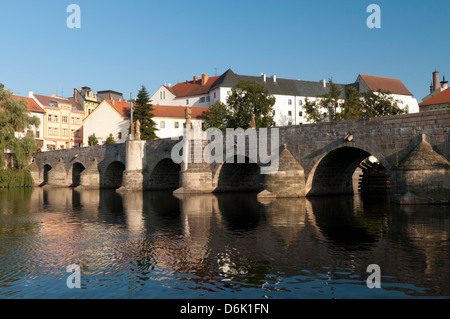 Kamenny la maggior parte, la più antica gotica ponte di pietra nella Repubblica ceca, oltre il fiume Otava, Pisek, Budejovicko, Repubblica Ceca Foto Stock