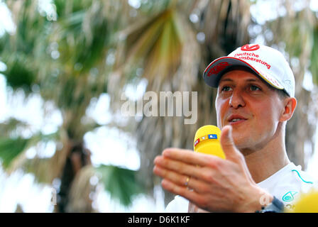 Il tedesco pilota di Formula Uno Michael Schumacher della Mercedes GP è stato intervistato per la televisione sulla spiaggia di St Kilda prima della Australian Grand Prix di Formula 1 sul circuito dell'Albert Park di Melbourne, Australia, 15 marzo 2012. Il Gran Premio di Formula Uno di Australia avrà luogo il 18 marzo 2012. Foto: Jens Buettner dpa Foto Stock