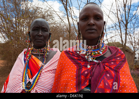 Le donne Masai che presso il predatore del fondo di compensazione di giorno di paga, Gruppo Mbirikani Ranch, Amboseli-Tsavo eco-sistema, Kenya, Africa orientale Foto Stock