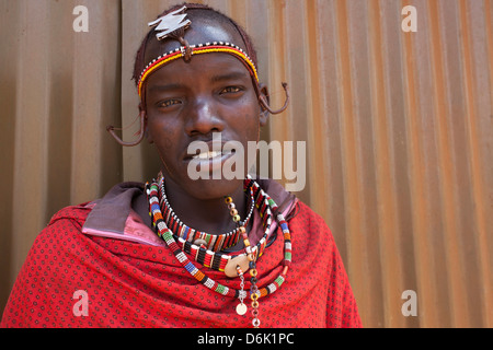 Uomo masai al predatore del fondo di compensazione di giorno di paga, Gruppo Mbirikani Ranch, Amboseli-Tsavo eco-sistema, Kenya, Africa orientale Foto Stock