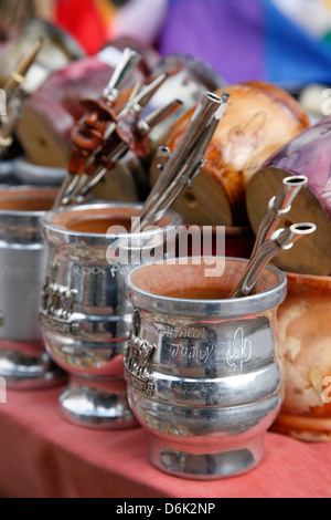 Mate tazze per la vendita al mercato in Purmamarca, Quebrada de Humahuaca, provincia di Jujuy, Argentina, Sud America Foto Stock