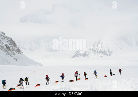 Lasciare il campo base, escursione di alpinismo sul Monte McKinley 6194m, Parco Nazionale di Denali, Alaska, Stati Uniti d'America, STATI UNITI D'AMERICA Foto Stock