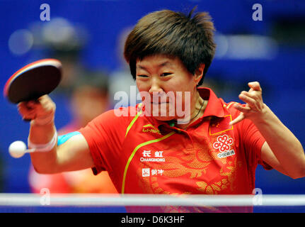 Della Cina di Guo Yan gioca contro di Hong Kong di Yu durante la donna semi-finale match tra Hong Kong e la Cina a Westfalenhalle al 2012 World Team Table Tennis Championships di Dortmund, Germania, 31 marzo 2012. Foto: MARIUS BECKER Foto Stock