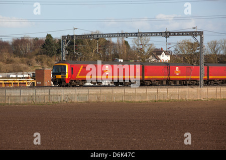 Un Royal Mail treno sulla linea principale della costa occidentale attraverso le Midlands. Foto Stock