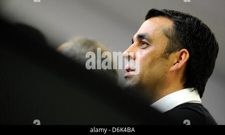 Ex Leverkusen head coach Robin Dutt è raffigurato in una conferenza stampa presso la BayArena di Leverkusen, Germania, 01 aprile 2012. Bayer Leverkusen ha parted con head coach Dutt. Il team ha recentemente perso cinque partite di fila. Dopo la sconfitta 0-2 dalla SC Freiburg il sabato anche la qualificazione per il Campionato Europeo è in pericolo. Foto: Marius Becker Foto Stock