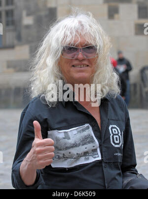 Janos Kobor, cantante ungherese della band Omega, bastoni fuori il suo pollice a Dresda, Germania, 02 aprile 2012. Il 68 enne sarà andare su 'Omega-Rhapsody-Tour " tour in Germania nel mese di maggio per celebrare il cinquantesimo anniversario della band. Foto: Matthias Hiekel Foto Stock