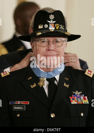 Il Presidente Bush presenta la medaglia d'onore di esercito pensionato Lt. Col. Bruce Crandall nella Sala Est della Casa Bianca Febbraio 26, 2008 a Washington, DC. Crandall ha ricevuto la medaglia per il suo eroismo straordinario come il primo elicottero di cavalleria e pilota comandante in la Repubblica del Vietnam nel novembre 1965. Foto Stock