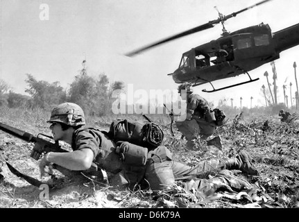 Noi grande esercito Bruce Crandall vola il suo UH-1D elicottero dopo lo scarico di un carico di fanti su una ricerca e distruggere la missione il 14 novembre 1965 durante la Battaglia di Ia Drang, Vietnam. Foto Stock