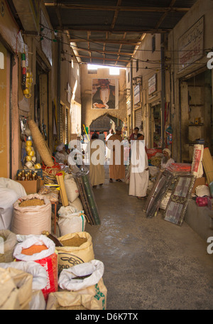 Gli uomini arabi nel Souk, Nizwa, Oman, Medio Oriente Foto Stock