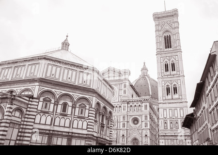 Duomo Chiesa Cattedrale e il Battistero, Firenze Italia in bianco e nero tonalità seppia Foto Stock