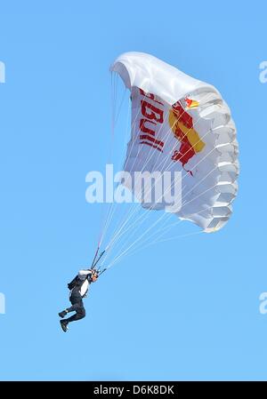 Austin, TX, Stati Uniti Aprile 19, 2013. Red Bull paracadutista salti dal 251 piedi alta torre di osservazione del giorno uno di Red Bull Grand Prix of the Americas al circuito delle Americhe ad Austin, TX. Credit:Cal Sport Media /Alamy Live News Foto Stock