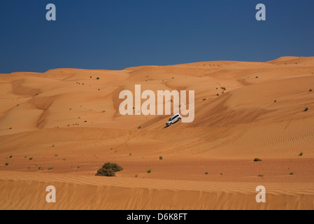 La trazione a quattro ruote motrici sulle dune del deserto, Wahiba, Oman, Medio Oriente Foto Stock