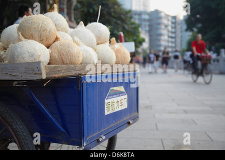 Succo di cocco in stallo, Guangzhou, Guangdong, Cina e Asia Foto Stock