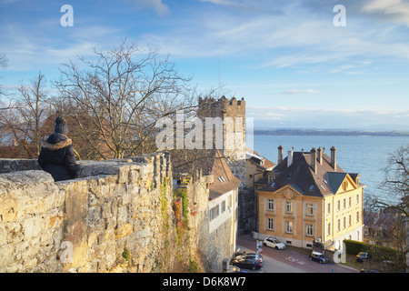 Neuchatel Chateau mura e la torre della prigione, Neuchatel, Svizzera, Europa Foto Stock