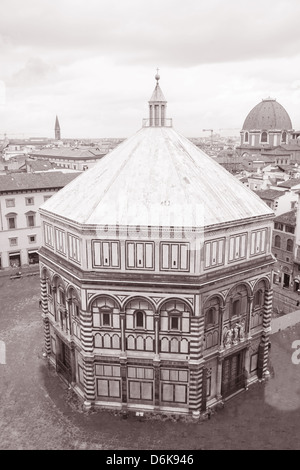 Battistero al Duomo chiesa cattedrale, Firenze Italia in bianco e nero tonalità seppia Foto Stock