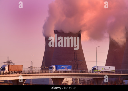 Lorrys passando ferrybridge power station all'alba sull'autostrada M62 Yorkshire Regno Unito Foto Stock