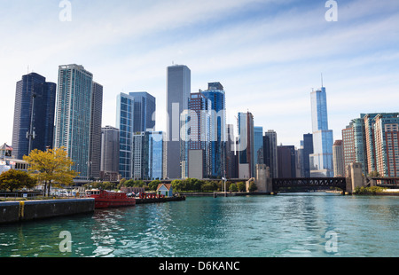 Skyline della città dal fiume Chicago, Chicago, Illinois, Stati Uniti d'America, America del Nord Foto Stock