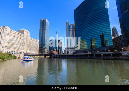 Chicago River, il Merchandise Mart sulla sinistra e 333 Wacker Drive edificio sulla destra, Chicago, Illinois, Stati Uniti d'America Foto Stock